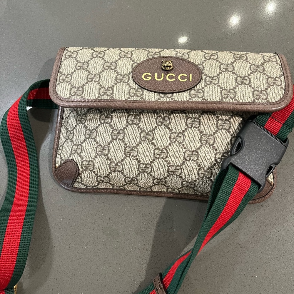 Gucci supreme belt bag